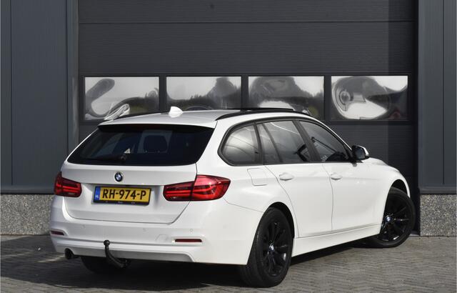 BMW 3-SERIE Touring 318i Corporate Lease High Executive Pano - Trekhaak - Leer - NAP