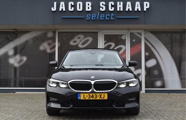 BMW 3-SERIE 320i High Executive / Carplay / Keyless / Navi / Parkeersensoren v+a / Stoelverwarming / 17'' LM