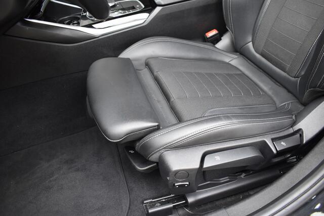 BMW 3-SERIE 320i High Executive / Carplay / Keyless / Navi / Parkeersensoren v+a / Stoelverwarming / 17'' LM