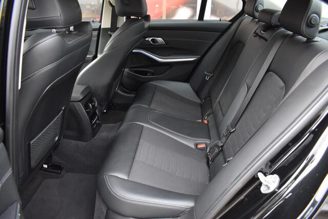 BMW 3-SERIE 320i High Executive / Carplay / Keyless / Navi / Parkeersensoren v+a / Stoelverwarming / 17'' LM