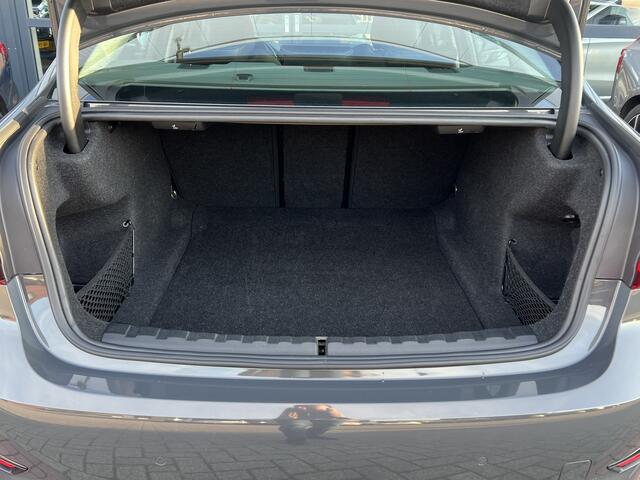 BMW 3-SERIE 318i 2.0 High Executive Edition Sportline Dravit Grau Live Cockpit Prof Vol Leder Stoelverwarming Shadow Line Led Sfeerverlichting Sportstoelen Apple Carplay Android Auto NL Auto