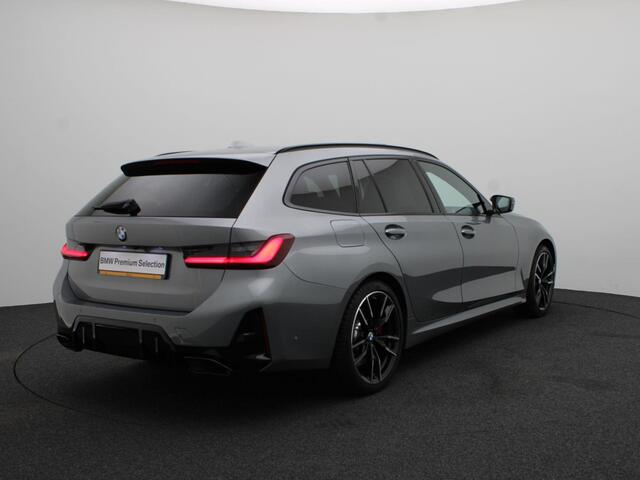 BMW 3-SERIE Touring M340i xDrive M Sportpakket Pro | Travel Pack | Innovation Pack | Comfort Pack | Entertainment Pack | Panoramadak | Elektrisch Verstelbare Stoelen | Driving Assistant Professional | Hamran Kardon | 19''