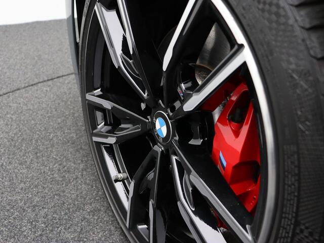 BMW 3-SERIE Touring M340i xDrive M Sportpakket Pro | Travel Pack | Innovation Pack | Comfort Pack | Entertainment Pack | Panoramadak | Elektrisch Verstelbare Stoelen | Driving Assistant Professional | Hamran Kardon | 19''