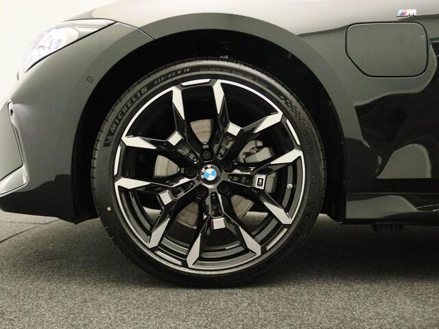 BMW 3-SERIE Touring 330e M Sportpakket | Comfort Pack | Stuurwielrand Verwarmd | Comfort Access | Trekhaak | DAB | HiFi | 19''