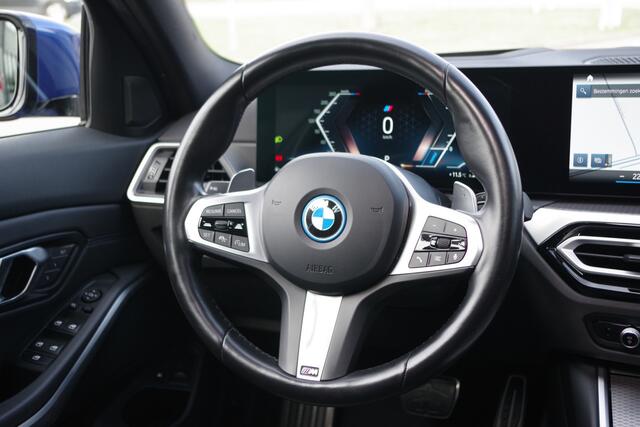BMW 3-SERIE Touring 330e 293 PK xDrive M Sport Pro PHEV, Panoramadak, Kuipstoelen, Head-Up, Adap. Cruise Control