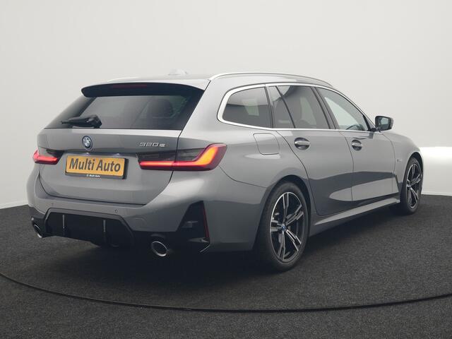 BMW 3-SERIE Touring 320e M Sport FACELIFT MODEL Plug In Hybrid Dealer O.H PHEV | Panodak | Trekhaak af Fabriek | Adaptive Cruise | Alcantara Sportstoelen Memory | Widescreen Navi | Keyless | Sfeerverlichting | Apple Carplay | 18"L.M |