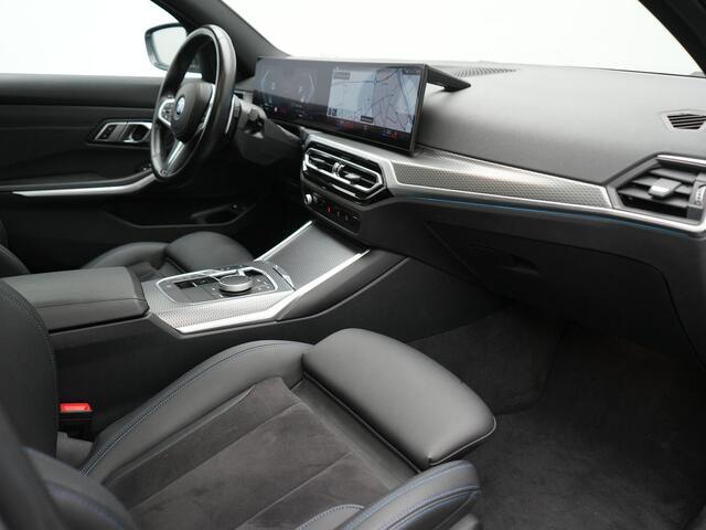 BMW 3-SERIE Touring 320e M Sport FACELIFT MODEL Plug In Hybrid Dealer O.H PHEV | Panodak | Trekhaak af Fabriek | Adaptive Cruise | Alcantara Sportstoelen Memory | Widescreen Navi | Keyless | Sfeerverlichting | Apple Carplay | 18"L.M |