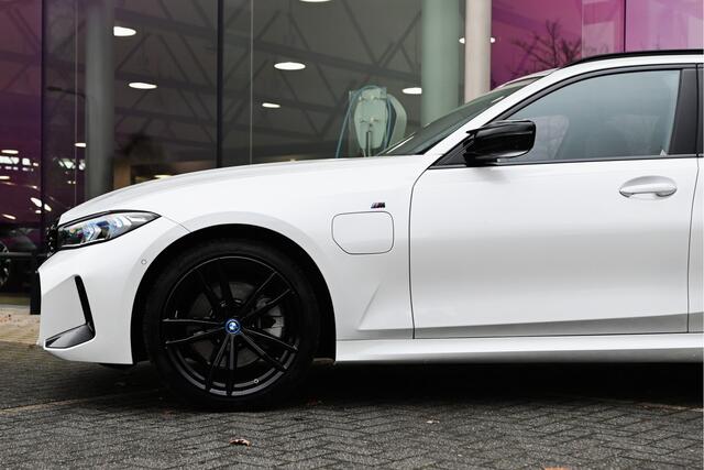 BMW 3-SERIE Touring 330e High Executive M Sport Automaat / Trekhaak / Panoramadak / Comfort Access / Adaptieve LED / Active Cruise Control / Parking Assistant Plus