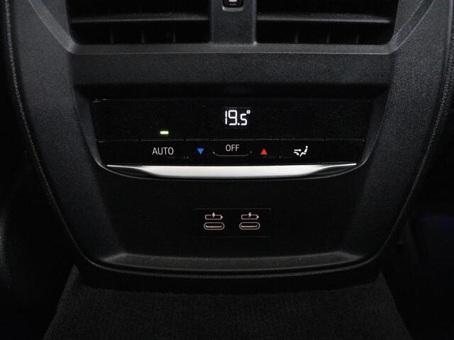 BMW 3-SERIE 318i M Sport | Panoramadak | Stoelverwarming | Leder/Alcantara | Carplay | Live Cockpit | Sportstoelen | Full LED | Navigatie | Parkeerhulp | Climate control