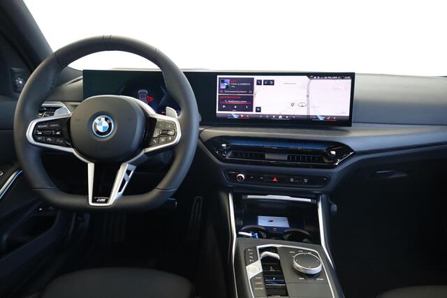 BMW 3-SERIE Touring 330e M Sportpakket Pro | Panoramadak | Elektr. Trekhaak | BMW Individual Dravit Grau Metallic