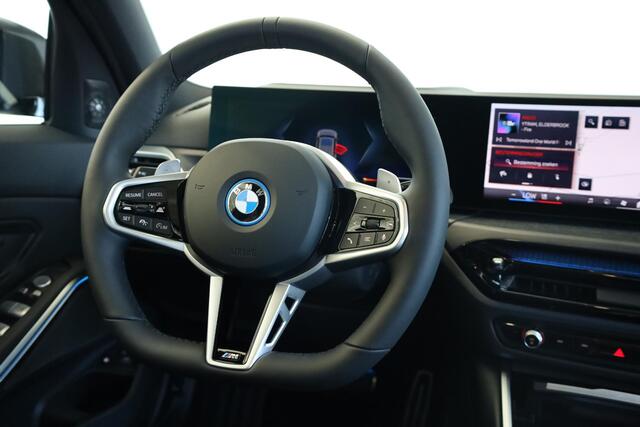 BMW 3-SERIE Touring 330e M Sportpakket Pro | Panoramadak | Elektr. Trekhaak | BMW Individual Dravit Grau Metallic