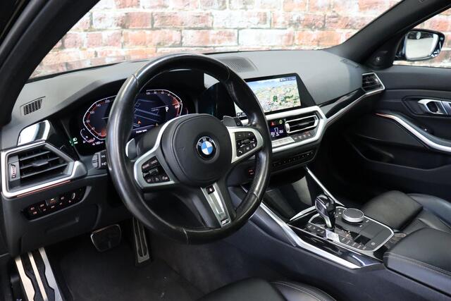 BMW 3-SERIE Touring 330i xDrive High Executive M Sport / Panoramadak / Head-Up Display / Trekhaak / Leder / Apple CarPlay / Harman Kardon / 19 Inch / Laserlicht / M Sportremsysteem / Adaptief M-onderstel