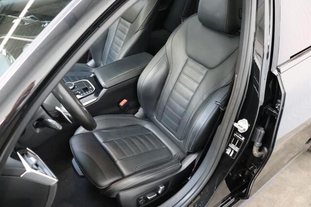 BMW 3-SERIE Touring 330i xDrive High Executive M Sport / Panoramadak / Head-Up Display / Trekhaak / Leder / Apple CarPlay / Harman Kardon / 19 Inch / Laserlicht / M Sportremsysteem / Adaptief M-onderstel