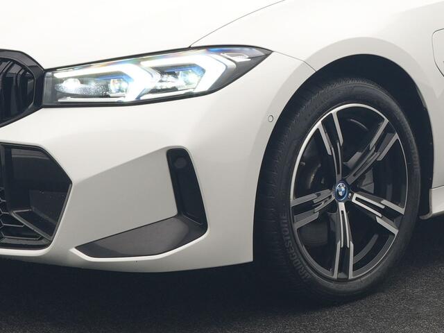 BMW 3-SERIE Touring 320e M Sport FACELIFT Plug In Hybrid 204pk Dealer O.H PHEV | Trekhaak af Fabriek | Adapive Cruise | Widescreen Navi | Head Up | Alcantara Sportstoelen Verwarmd | Camera & Parkassist | Apple Carplay |