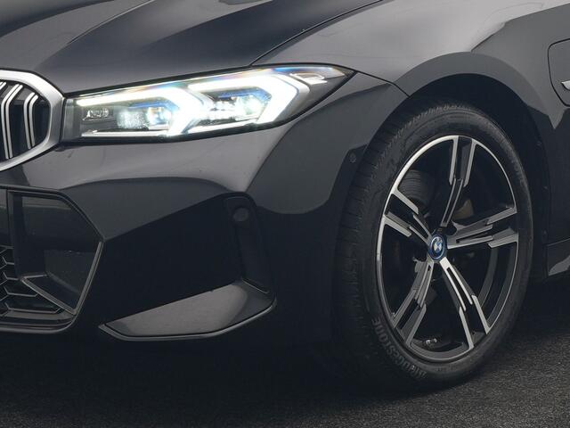 BMW 3-SERIE Touring 330e M Sport FACELIFT Plug In Hybrid 293pk Dealer O.H PHEV | Head Up | Alcantara Sportstoelen Memory | Widescreen Navi | Keyless | stuur & Stoelverwarming | Camera & Parkassist | Apple Carplay | Sfeerverlichting |