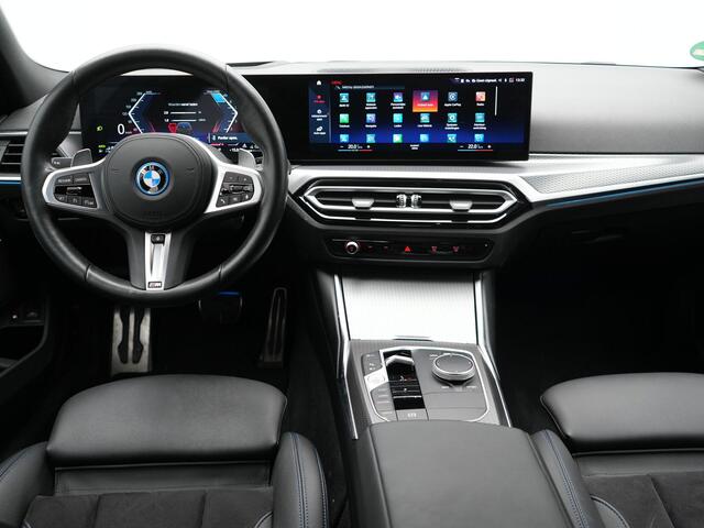 BMW 3-SERIE Touring 330e M Sport FACELIFT Plug In Hybrid 293pk Dealer O.H PHEV | Head Up | Alcantara Sportstoelen Memory | Widescreen Navi | Keyless | stuur & Stoelverwarming | Camera & Parkassist | Apple Carplay | Sfeerverlichting |