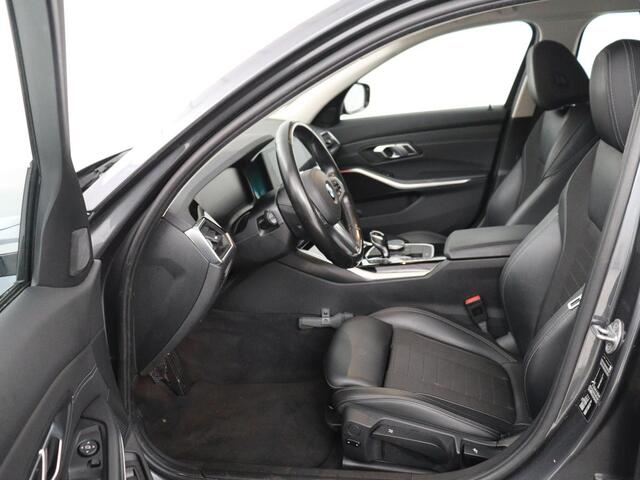 BMW 3-SERIE Touring 318i Sport Line | Sportstoelen | Half leder | Live Cockpit | Carplay | Navigatie | Sfeerverlichting | Parkeerhulp | Climate control | Bluetooth | Cruise control