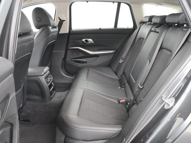 BMW 3-SERIE Touring 318i Sport Line | Sportstoelen | Half leder | Live Cockpit | Carplay | Navigatie | Sfeerverlichting | Parkeerhulp | Climate control | Bluetooth | Cruise control