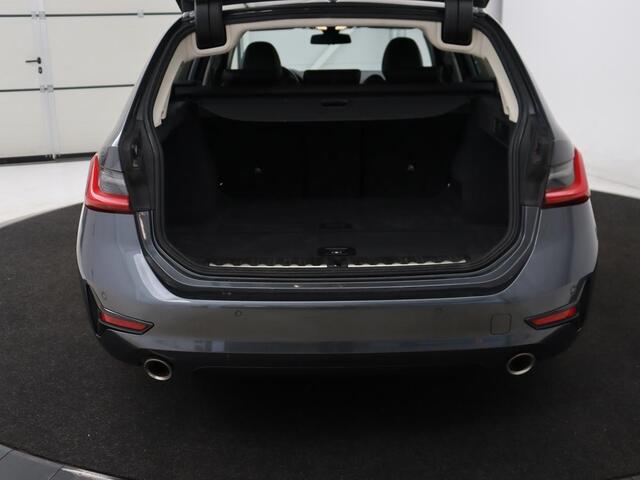 BMW 3-SERIE Touring 318i Sport Line | Sportstoelen | Half leder | Live Cockpit | Carplay | Navigatie | Sfeerverlichting | Parkeerhulp | Climate control | Bluetooth | Cruise control