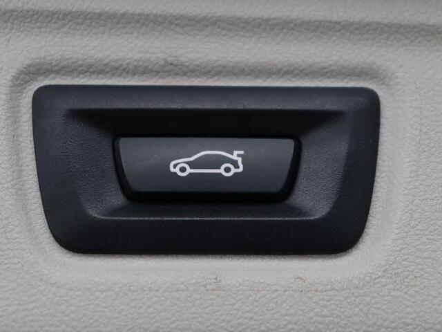 BMW 3-SERIE Touring 318i Sport Line | Sportstoelen | Half leder | Live Cockpit | Carplay | Navigatie | Sfeerverlichting | Parkeerhulp | Climate control | Bluetooth | Cruise control