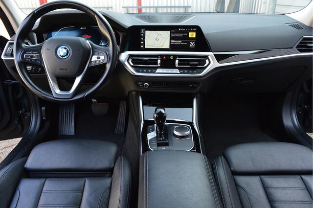 BMW 3-SERIE Touring 320e Business Edition Plus O.a: Haak, PDC, Clima, Navi, Carplay, Stoelverw, Etc. All-in prijs!