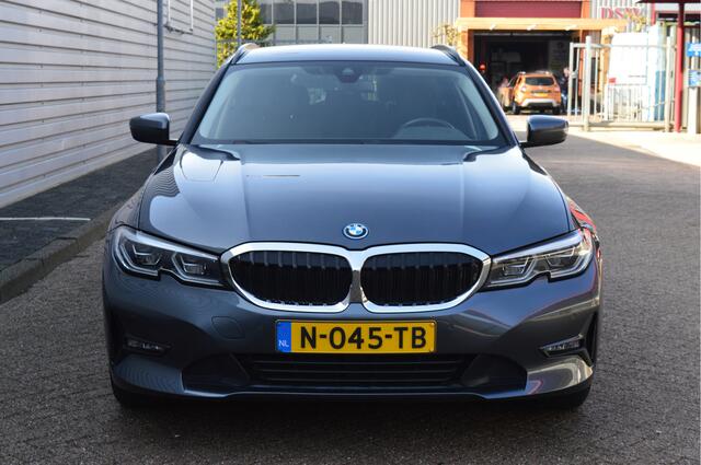 BMW 3-SERIE Touring 320e Business Edition Plus O.a: Haak, PDC, Clima, Navi, Carplay, Stoelverw, Etc. All-in prijs!