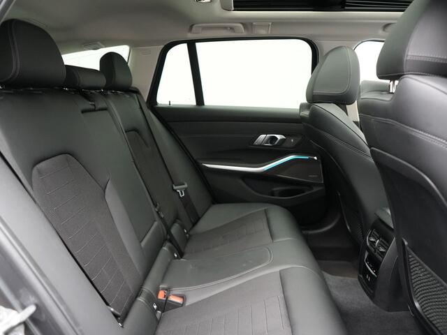 BMW 3-SERIE Touring 330e Sportline Plug In Hybrid 293pk Dealer O.H. PHEV | Trekhaak Af Fabriek | Panodak | Head Up | Adaptive Cruise | 360 Camera | Laser LED | Harman / Kardon | Lederen Sportstoelen Verwarmd | Stuur Verwarmd | Sfeerverlichting | Keyless |
