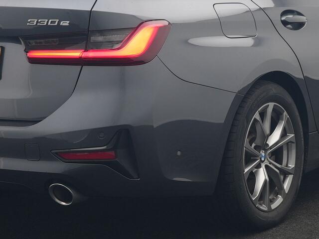 BMW 3-SERIE Touring 330e Sportline Plug In Hybrid 293pk Dealer O.H. PHEV | Trekhaak Af Fabriek | Panodak | Head Up | Adaptive Cruise | 360 Camera | Laser LED | Harman / Kardon | Lederen Sportstoelen Verwarmd | Stuur Verwarmd | Sfeerverlichting | Keyless |