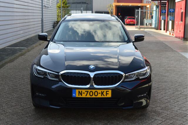 BMW 3-SERIE Touring 320e Business Edition Plus O.a: Pano, Haak, Stoelverw, PDC, Carplay, Navi, Etc. All-in prijs!