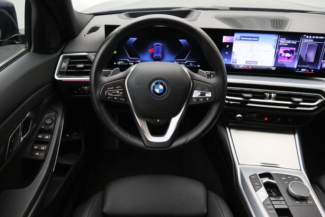 BMW 3-SERIE Touring 320e 2023 | Connected Services | Carplay | DAB Radio | Stuurverwarming | Adaptive Cruise Control | Boekjes | Keyless 2 Sleutels | Elektrische Trekhaak & Achterklep | Navigatie | Stuurwiel Bediening