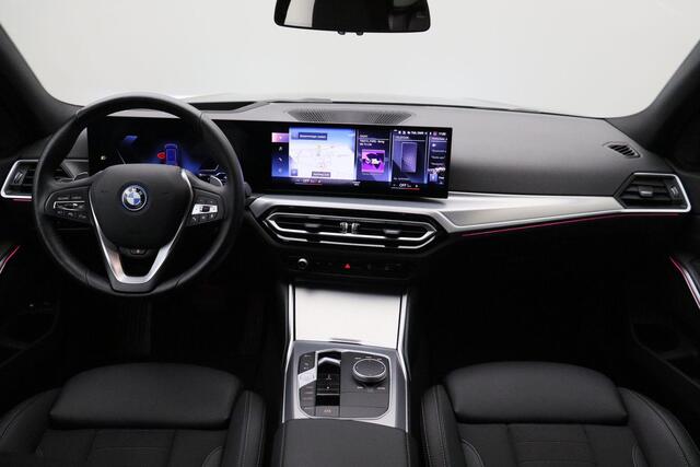 BMW 3-SERIE Touring 320e 2023 | Connected Services | Carplay | DAB Radio | Stuurverwarming | Adaptive Cruise Control | Boekjes | Keyless 2 Sleutels | Elektrische Trekhaak & Achterklep | Navigatie | Stuurwiel Bediening