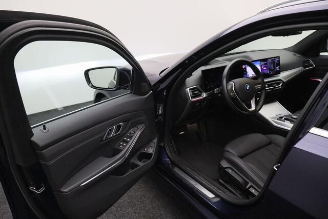 BMW 3-SERIE Touring 320e 2023 | Connected Services | Carplay | DAB Radio | Stuurverwarming | Adaptive Cruise Control | Boekjes | Keyless 2 Sleutels | Elektrische Trekhaak & Achterklep | Navigatie | Stuurwiel Bediening