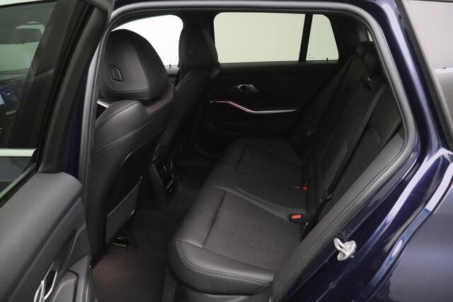 BMW 3-SERIE Touring 320e 2023 | Connected Services | Carplay | DAB Radio | Stuurverwarming | Adaptive Cruise Control | Boekjes | Keyless 2 Sleutels | Elektrische Trekhaak & Achterklep | Navigatie | Stuurwiel Bediening