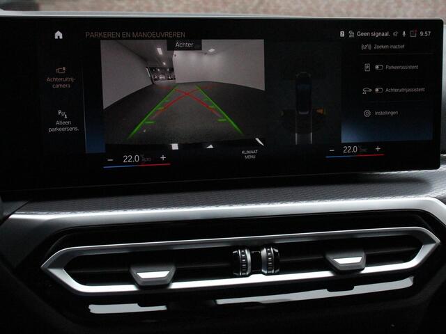 BMW 3-SERIE Touring 330e M-Sport | Digitale Cockpit | Climate control | Stoel verwarming | LED | Sfeer verlichting | Lichtmetalen velgen | Navigatie | Apple carplay/ Android auto | Parkeersensoren