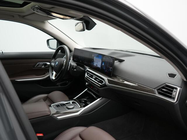 BMW 3-SERIE Touring 330e Luxury Line Plug In Hybrid Facelift 293pk Dealer O.H. PHEV | Trekhaak Af Fabriek | Panodak | Head Up | Camera | Harman / Kardon | Lederen Sportstoelen Memory & Verwarmd | Adaptive LED | Widescreen Navi | Stuur Verwarmd | Keyless | Blis | 18"L