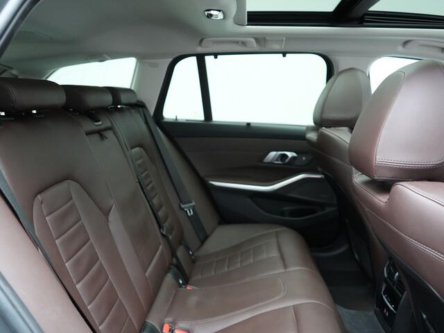 BMW 3-SERIE Touring 330e Luxury Line Plug In Hybrid Facelift 293pk Dealer O.H. PHEV | Trekhaak Af Fabriek | Panodak | Head Up | Camera | Harman / Kardon | Lederen Sportstoelen Memory & Verwarmd | Adaptive LED | Widescreen Navi | Stuur Verwarmd | Keyless | Blis | 18"L