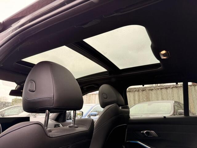 BMW 3-SERIE Touring 330e xDrive M-Sport / Opendak / ACC / HUD / Trekhaak
