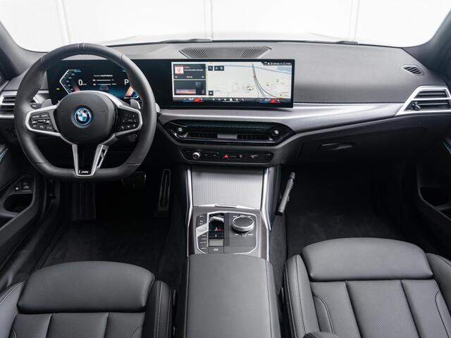 BMW 3-SERIE Touring 330e M Sportpakket | Comfort Pack | Panoramadak | Comfort Access | Achteruitrijcamera | 18'' | Trekhaak