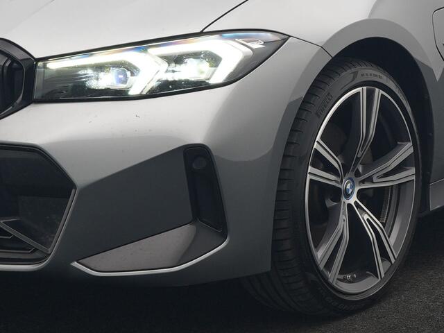 BMW 3-SERIE Touring 330e M Sport FACELIFT Plug In Hybrid 293pk Dealer O.H. PHEV | Trekhaak Af Fabriek | Panodak | Harman / Kardon | Sfeerverlichting | Sportstoelen Verwarmd | Widescreen Navi | Apple Carplay | Blis | DAB |