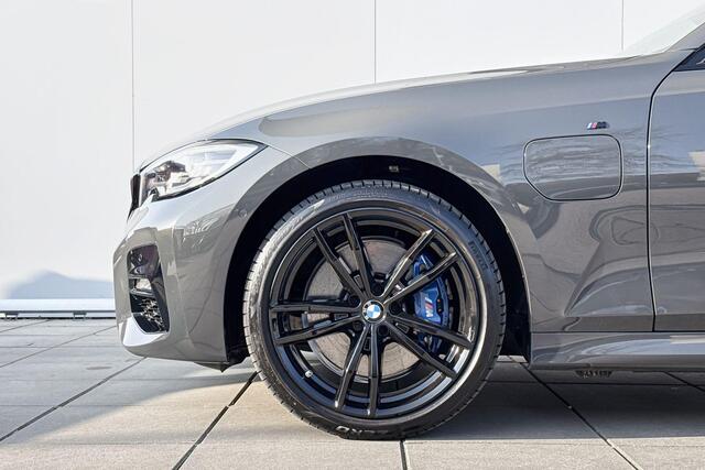 BMW 3-SERIE Touring 330e High Executive M-Sport 19 Inch / Geluids Isolerende Ruiten / Glazen Schuifdak / Binnen & Buitenspiegel Automatisch Dimmend / Stoelverwarming / led Koplampen / Driving prof / Head Up Display / Harman Kardon / Getinte Ramen Achter