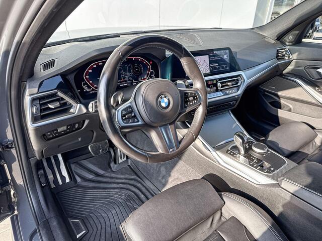 BMW 3-SERIE Touring 330e High Executive M-Sport 19 Inch / Geluids Isolerende Ruiten / Glazen Schuifdak / Binnen & Buitenspiegel Automatisch Dimmend / Stoelverwarming / led Koplampen / Driving prof / Head Up Display / Harman Kardon / Getinte Ramen Achter