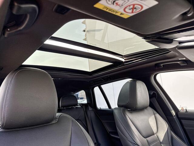 BMW 3-SERIE Touring 330e High Executive M-Sport 19 Inch / Geluids Isolerende Ruiten / Glazen Schuifdak / Binnen & Buitenspiegel Automatisch Dimmend / Stoelverwarming / led Koplampen / Driving prof / Head Up Display / Harman Kardon / Getinte Ramen Achter
