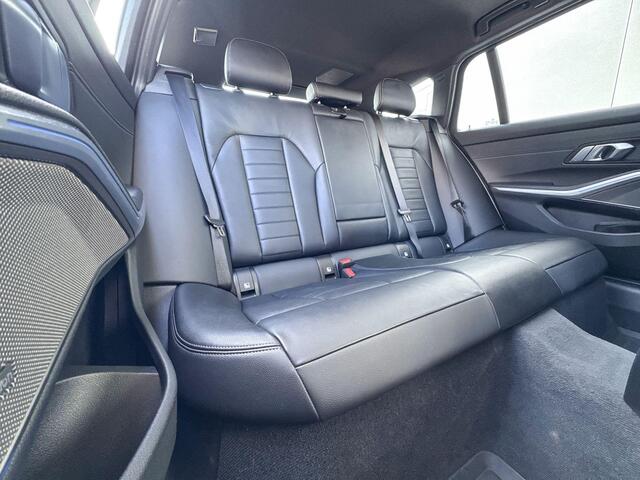 BMW 3-SERIE Touring 330e High Executive M-Sport 19 Inch / Geluids Isolerende Ruiten / Glazen Schuifdak / Binnen & Buitenspiegel Automatisch Dimmend / Stoelverwarming / led Koplampen / Driving prof / Head Up Display / Harman Kardon / Getinte Ramen Achter