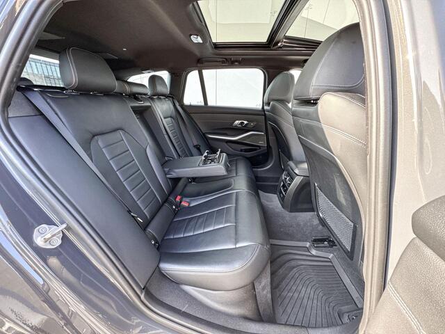 BMW 3-SERIE Touring 330e High Executive M-Sport 19 Inch / Geluids Isolerende Ruiten / Glazen Schuifdak / Binnen & Buitenspiegel Automatisch Dimmend / Stoelverwarming / led Koplampen / Driving prof / Head Up Display / Harman Kardon / Getinte Ramen Achter