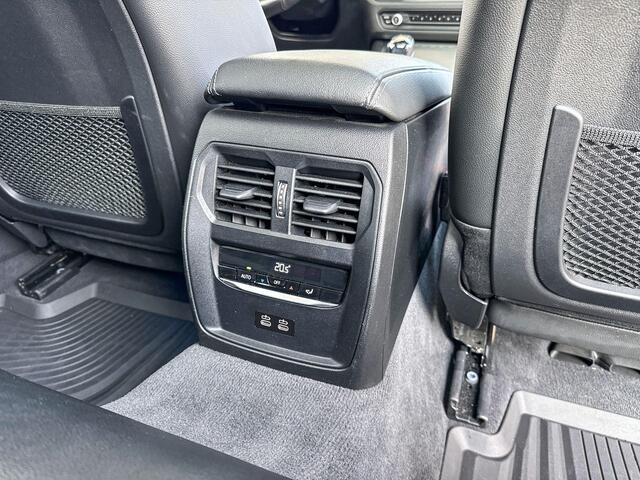 BMW 3-SERIE Touring 330e High Executive M-Sport 19 Inch / Geluids Isolerende Ruiten / Glazen Schuifdak / Binnen & Buitenspiegel Automatisch Dimmend / Stoelverwarming / led Koplampen / Driving prof / Head Up Display / Harman Kardon / Getinte Ramen Achter