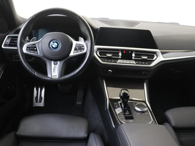 BMW 3-SERIE Touring 330e xDrive High Executive | Stoel en Stuurverwaming | M-Sport | Elektrische Achterklep | Camera |