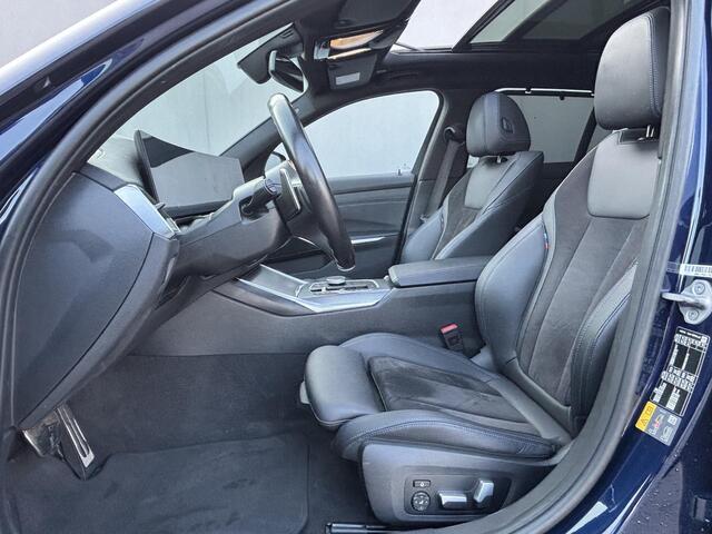 BMW 3-SERIE Touring 330e xDrive M Sport Plug-in PHEV Automaat / FACE LIFT / Shadow Line / Panorama dak / Wide Screen / 1500kg Trekgewicht / M-pakket / Parkeerassistent-pakket / 18" breedset LM wielen / Elektrische achterklep / Elektrische Stoelen / HUD / Apple Carp
