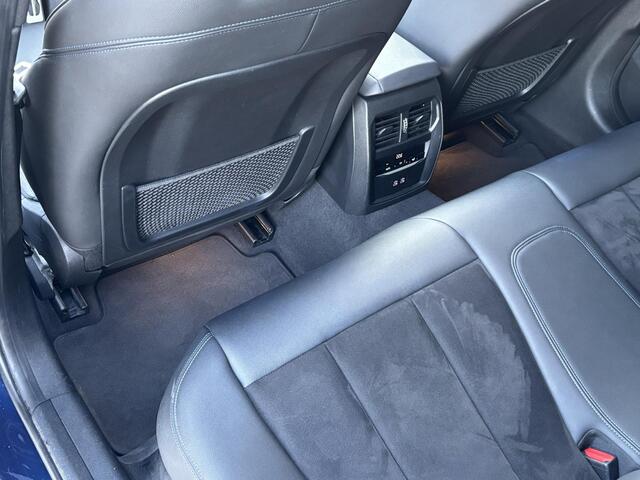 BMW 3-SERIE Touring 330e xDrive M Sport Plug-in PHEV Automaat / FACE LIFT / Shadow Line / Panorama dak / Wide Screen / 1500kg Trekgewicht / M-pakket / Parkeerassistent-pakket / 18" breedset LM wielen / Elektrische achterklep / Elektrische Stoelen / HUD / Apple Carp