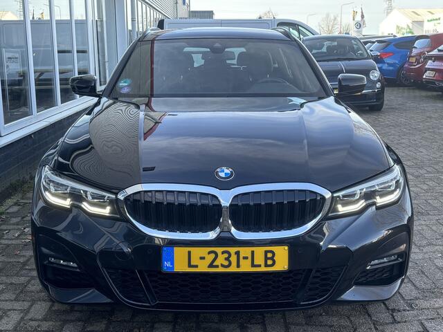 BMW 3-SERIE Touring 318i Business Edition | M Pakket | Sfeerverlichting | Apple Carplay | Parkeercamera