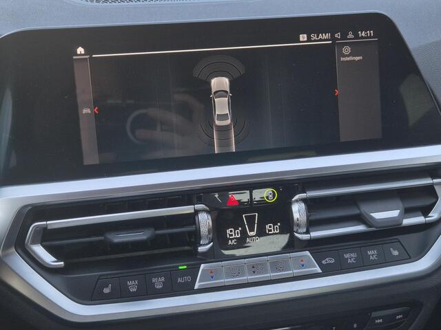 BMW 3-SERIE 320i Business Edition M Sport Automaat / Dealer onderhouden / Stoelverwarming / Trekgewicht 1600 kg / Apple Carplay Android Auto / Cruise control / Keyless Entry/Start / Climate control / Parkeersensoren voor en achter /